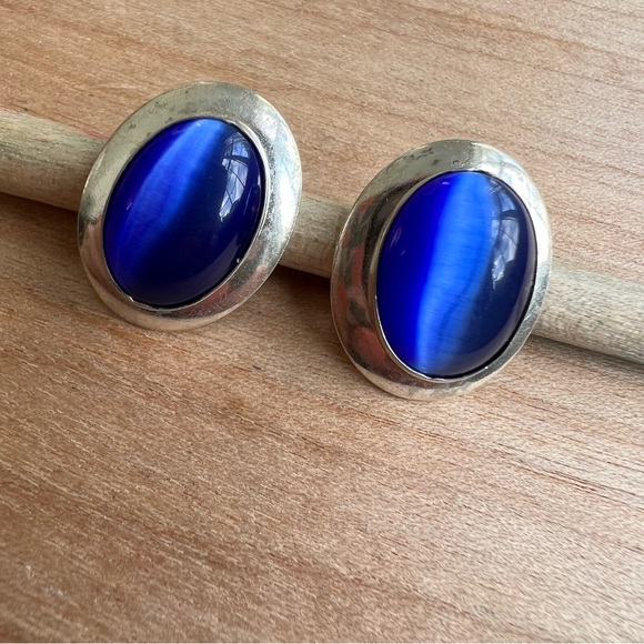 Vintage Sterling silver earrings with blue cats eye center on posts - Picture 3 of 6